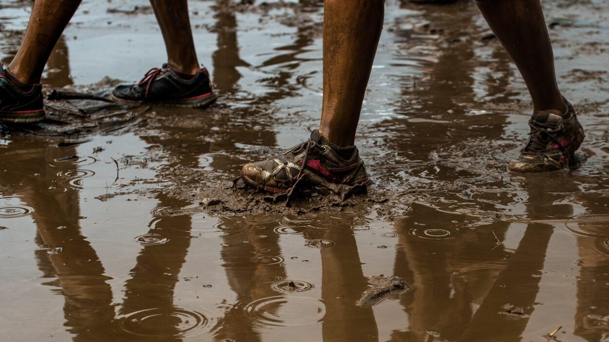Des pieds de marcheurs dans la boue