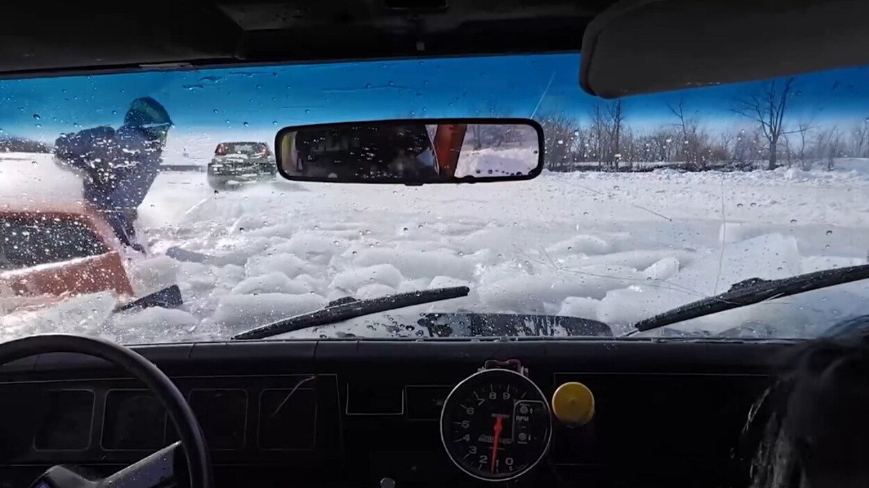 La voiture dans laquelle se trouve la caméra est déjà à moitié sous l'eau et la glace.