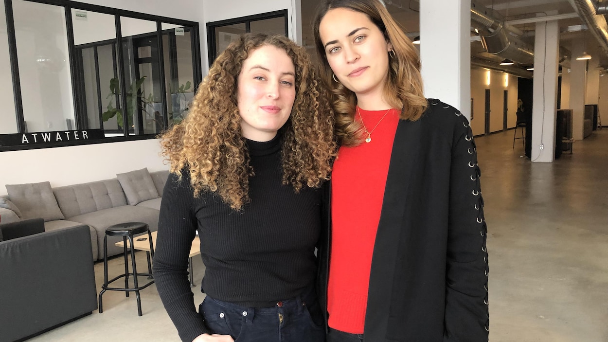 Les deux femmes posent collées, souriantes.