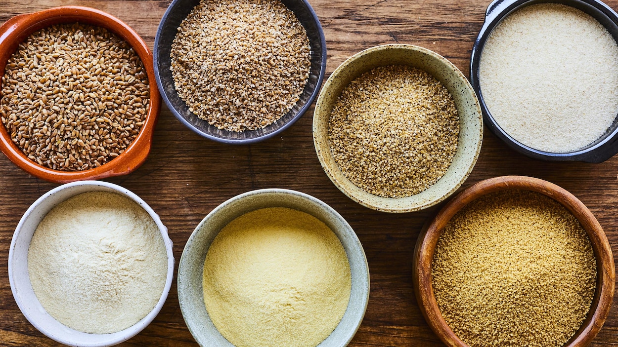 Farine de semoule crue ou rava en poudre est le blé céréales