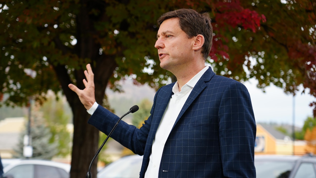 Eby promet de taxer les millionnaires pour aider à payer la santé