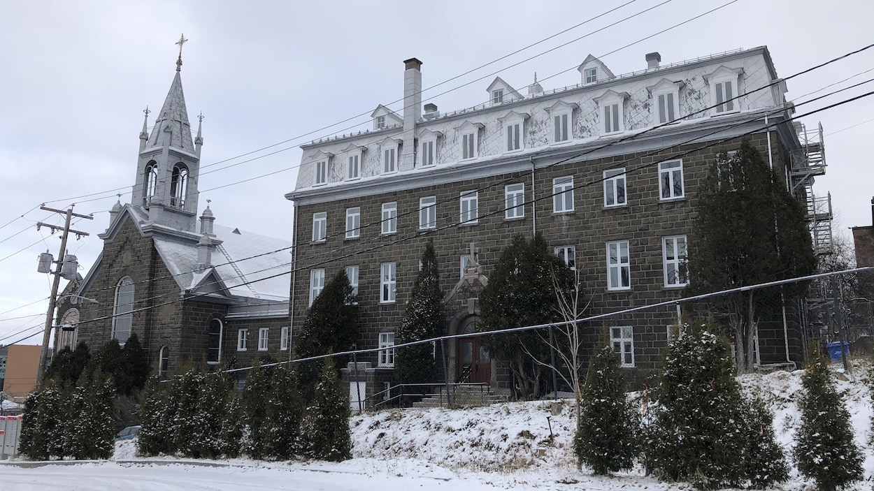 Le couvent des Servantes du Très-Saint-Sacrement à Chicoutimi.