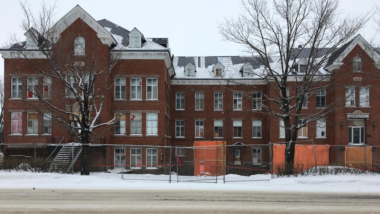 La façade du bâtiment La façade du bâtiment