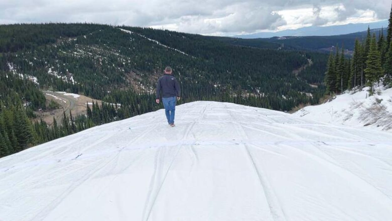 Une station de ski utilise des couvertures isolantes pour conserver la neige