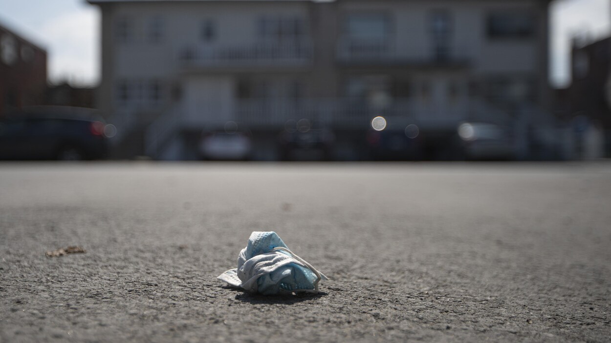 Un masque souillé a été jeté dans une rue.