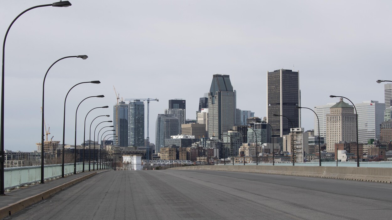 Vue du centre-ville de Montréal au printemps et d'un pont qui est désert.
