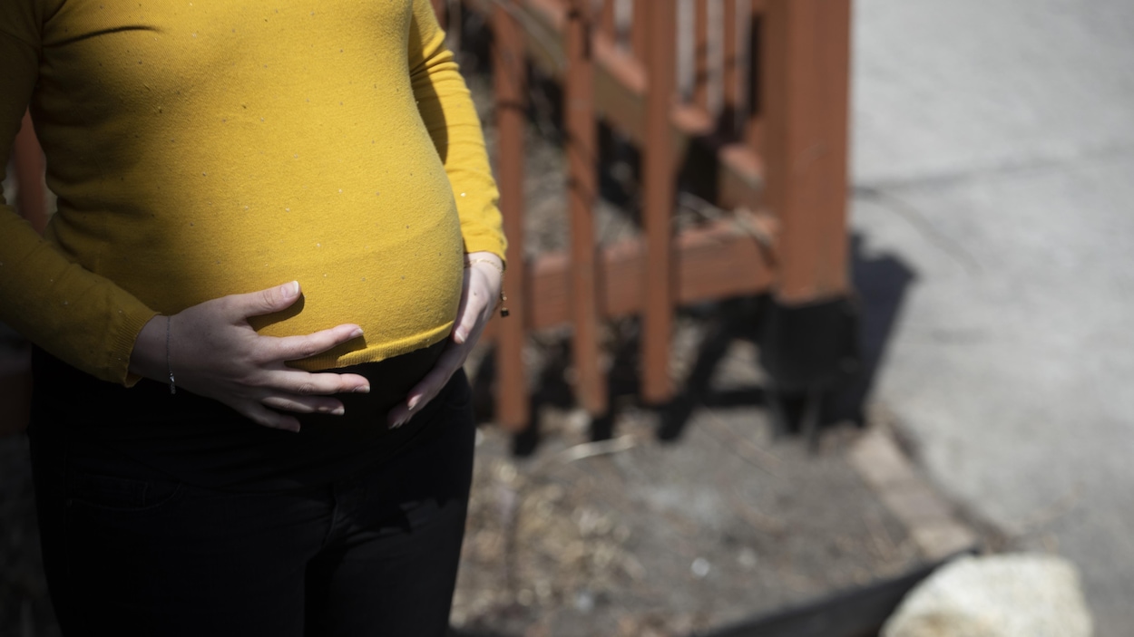 Une femme enceinte.