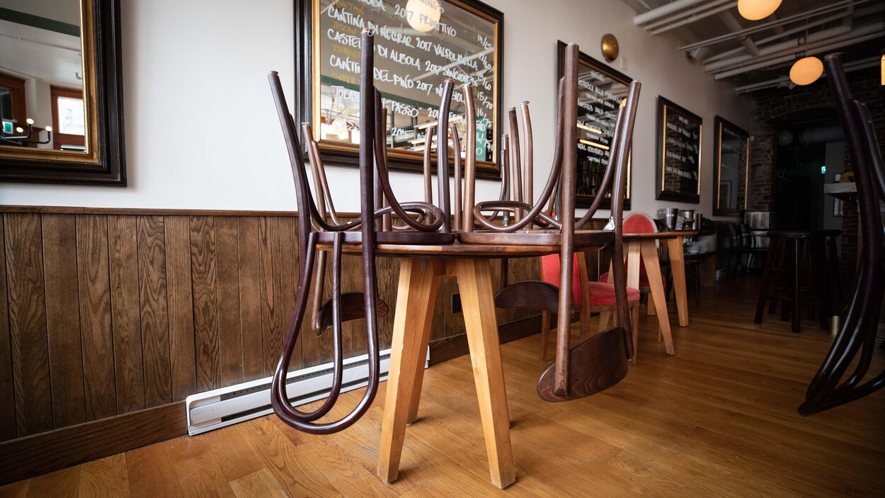 Les chaises sont levés dans un restaurant vide.
