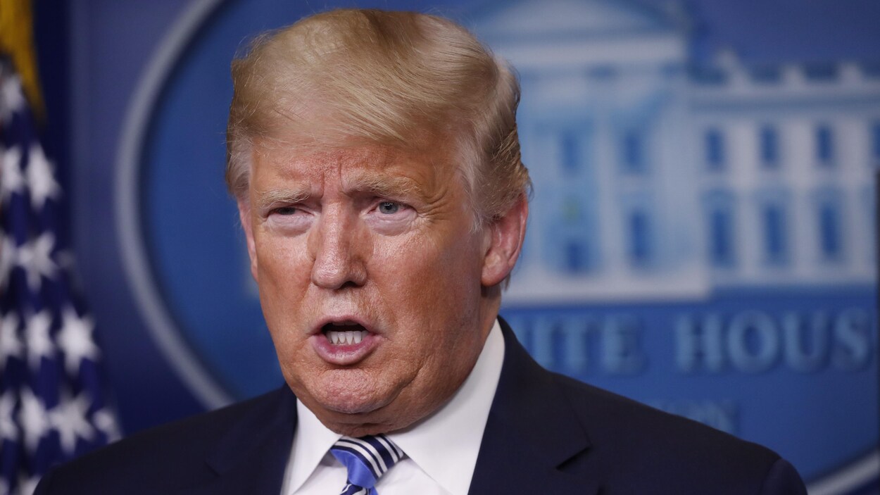 Donald Trump parle aux journalistes dans la salle de presse de la Maison-Blanche.