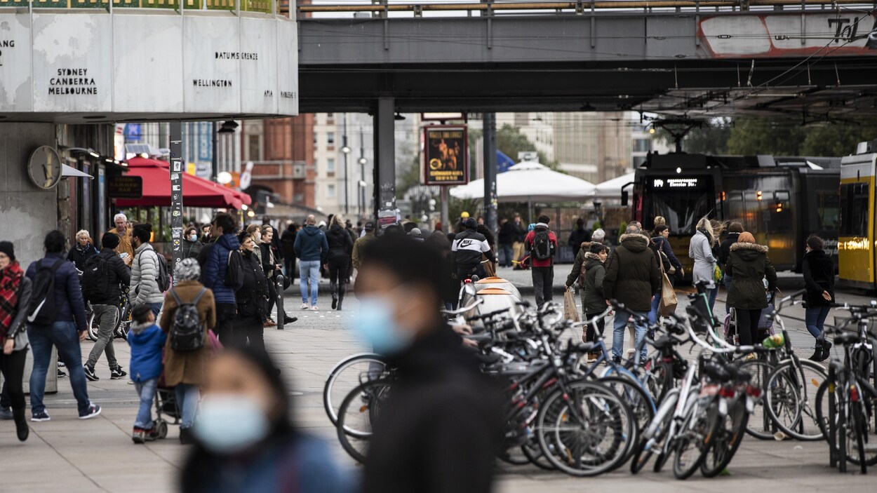 Des gens marchent près d'Alexanderplatz, à Berlin.