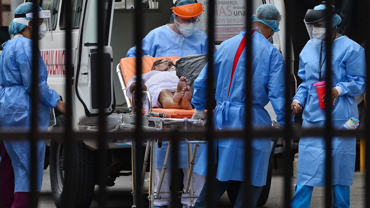 Un patient arrive à l'hôpital à Tegucigalpa, au Honduras