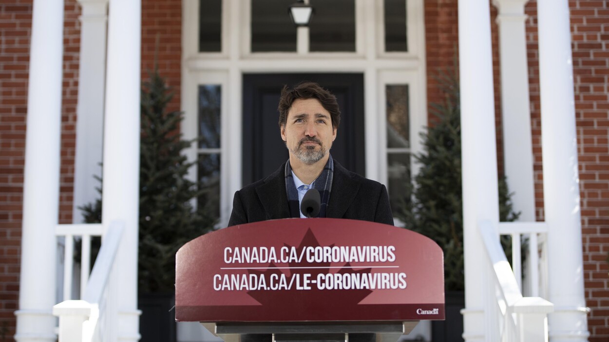 Le premier ministre, Justin Trudeau, parle de la COVID-19 lors de son point de presse quotidien devant sa résidence au Rideau Cottage.