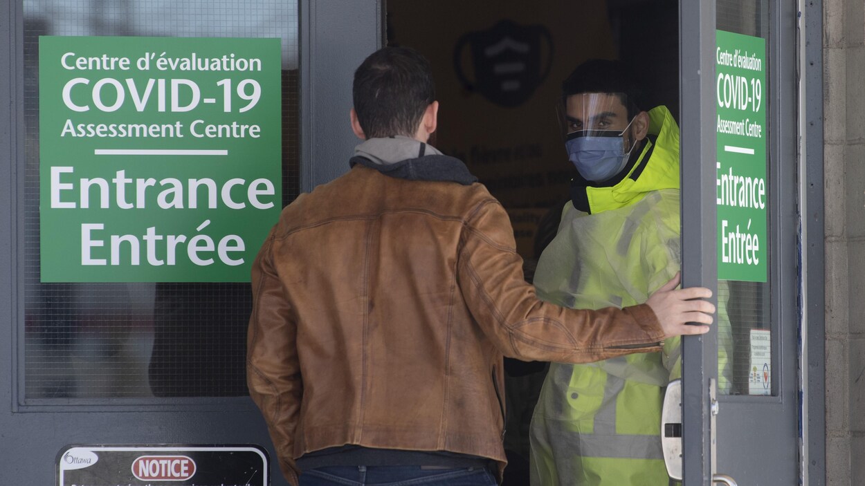 Un homme qui tente d'entrer dans un centre de dépistage.