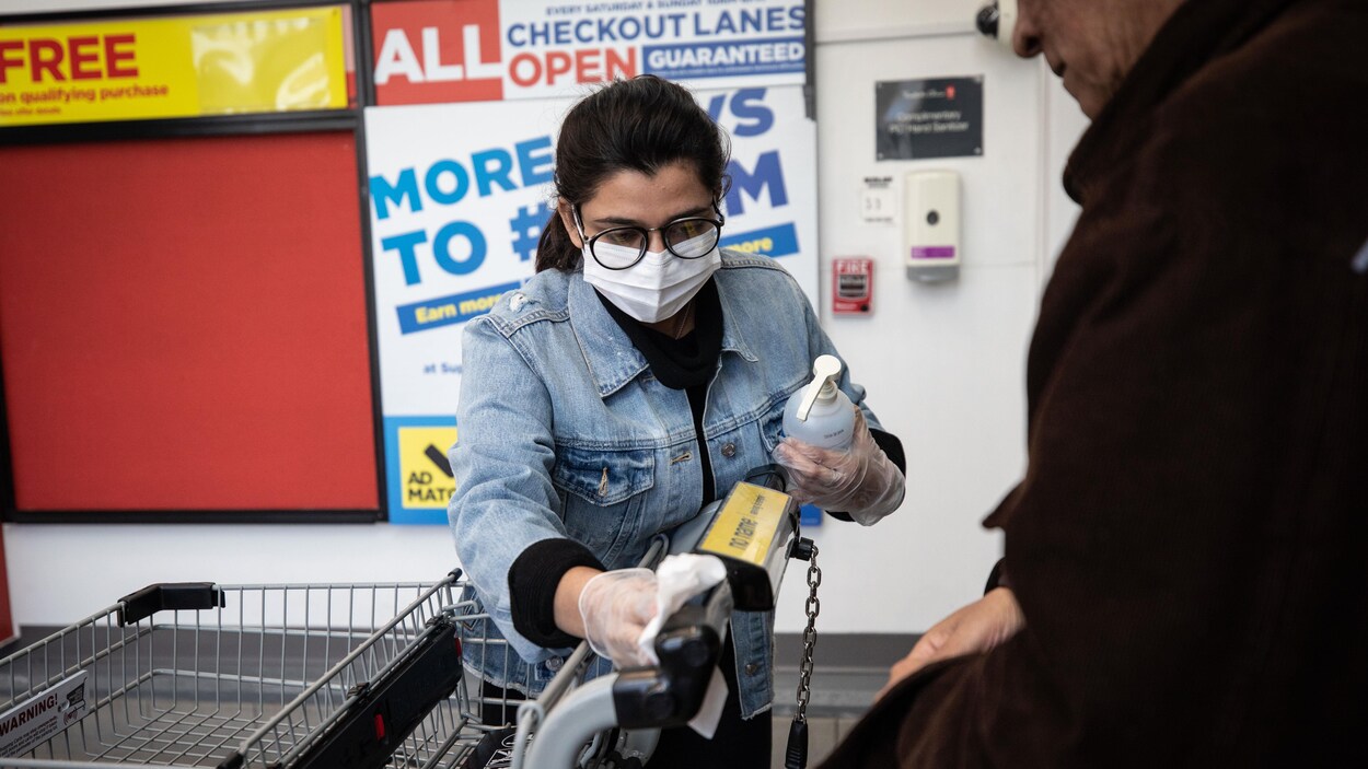 Une femme nettoie un charriot.