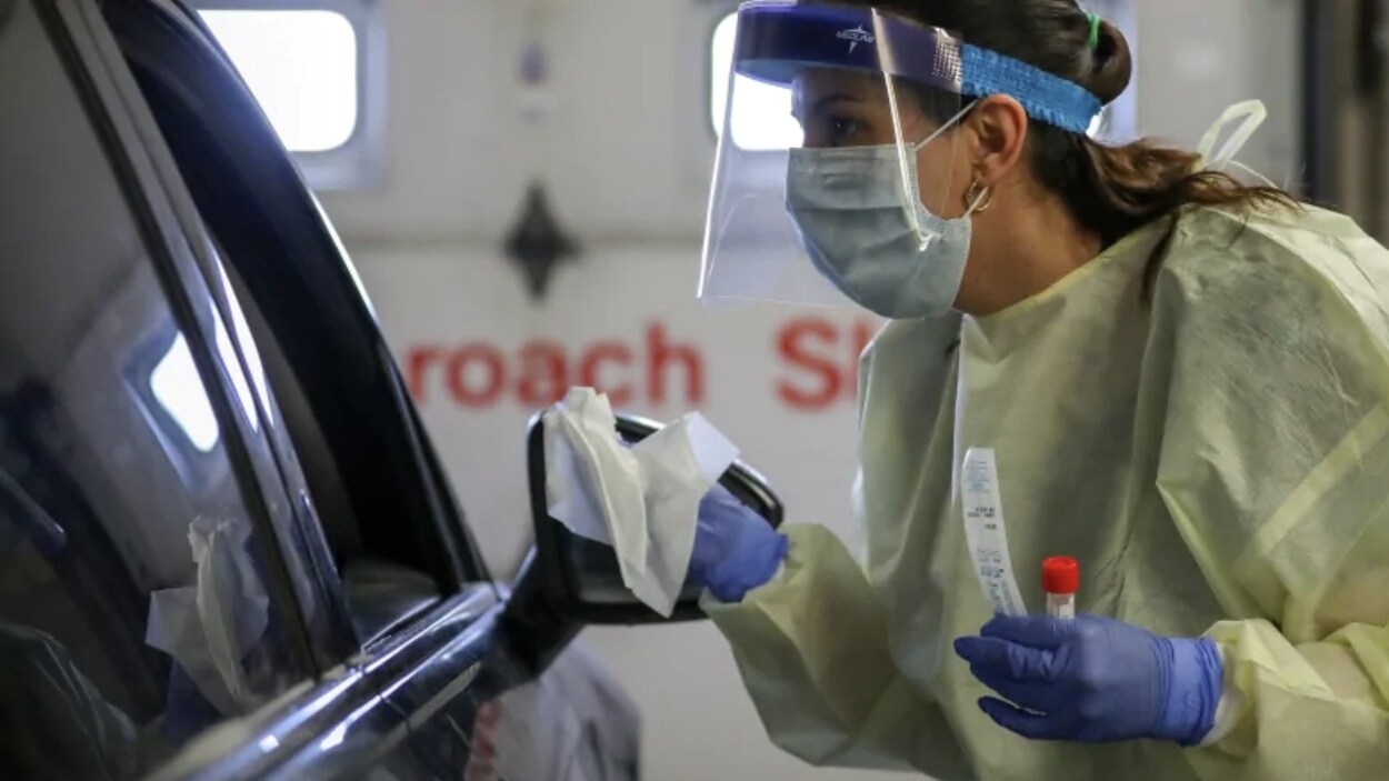 Une travailleuse de la santé collecte un échantillon
