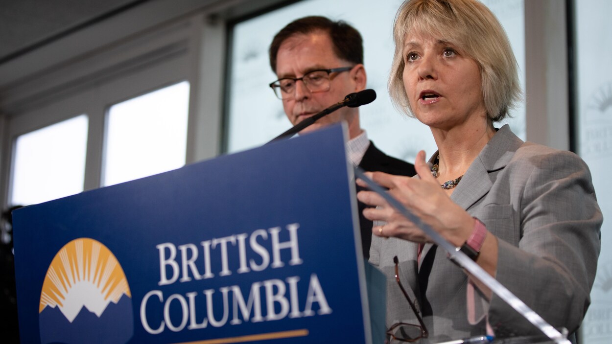 Le ministre de la Santé, Adrian Dix, et la médecin hygiéniste en chef, Bonnie Henry.