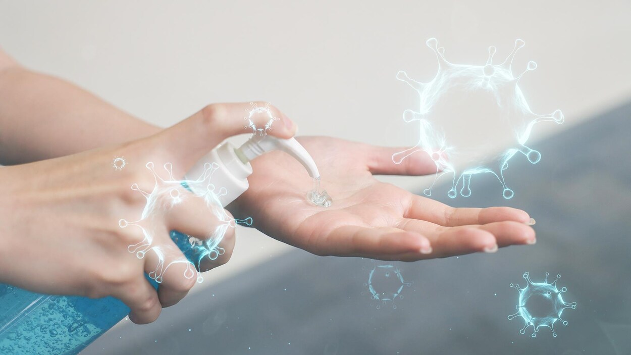 Une personne met du gel désinfectant sur ses mains.