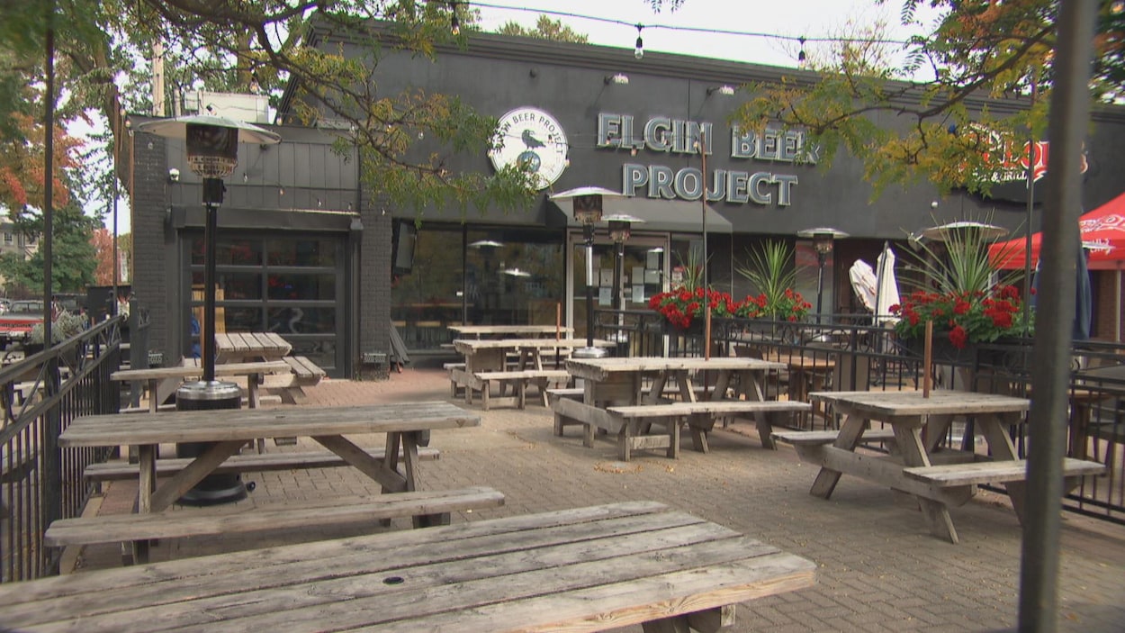 La terrasse d'un restaurant fermé.