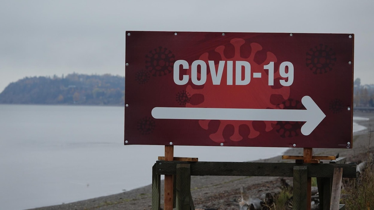 Un panneau indique le chemin à suivre pour se rendre au centre de dépistage pour la COVID-19 à Maria.