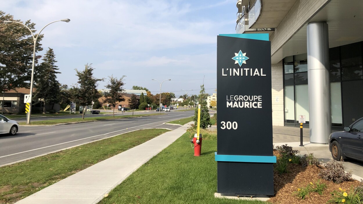Une enseigne devant un édifice.