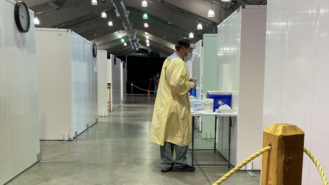 Un homme prépare un kit pour tester une personne.