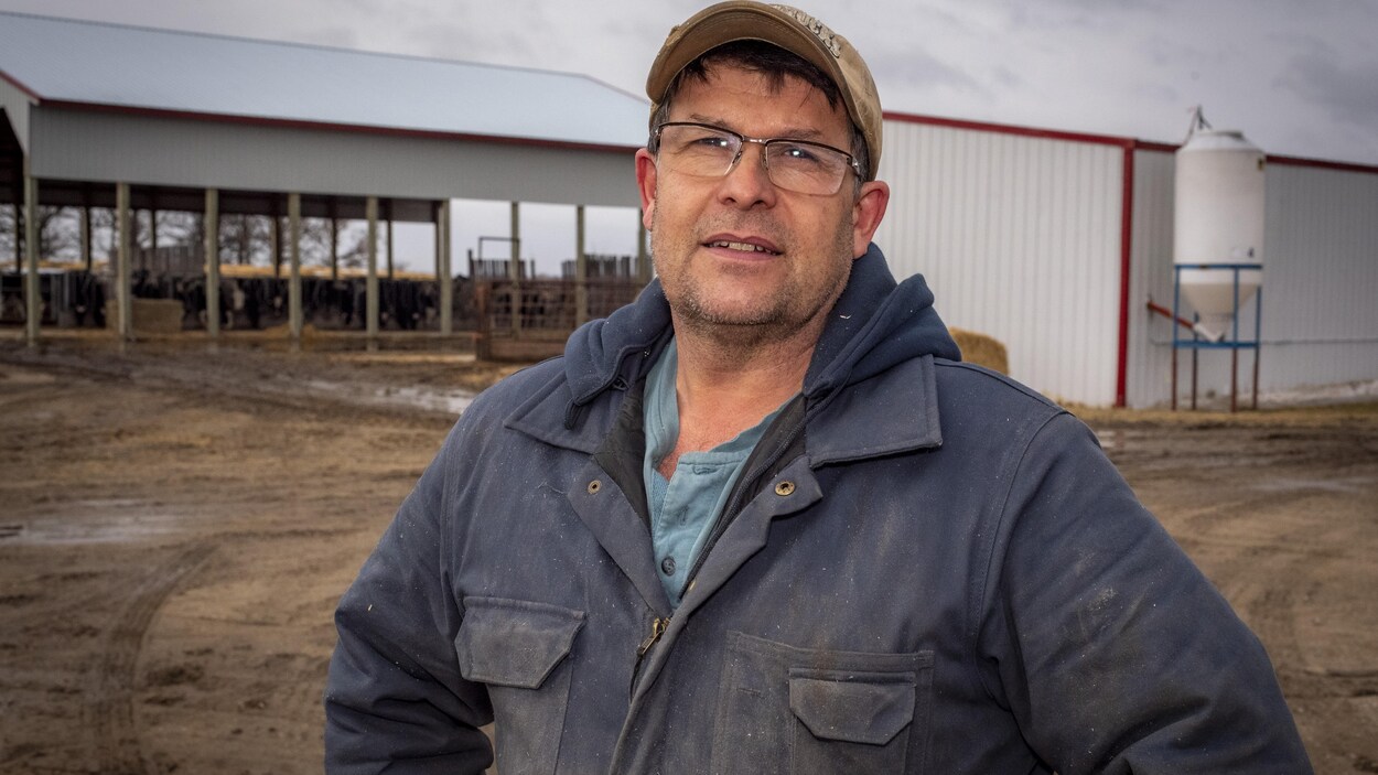 Un fermier devant sa ferme.