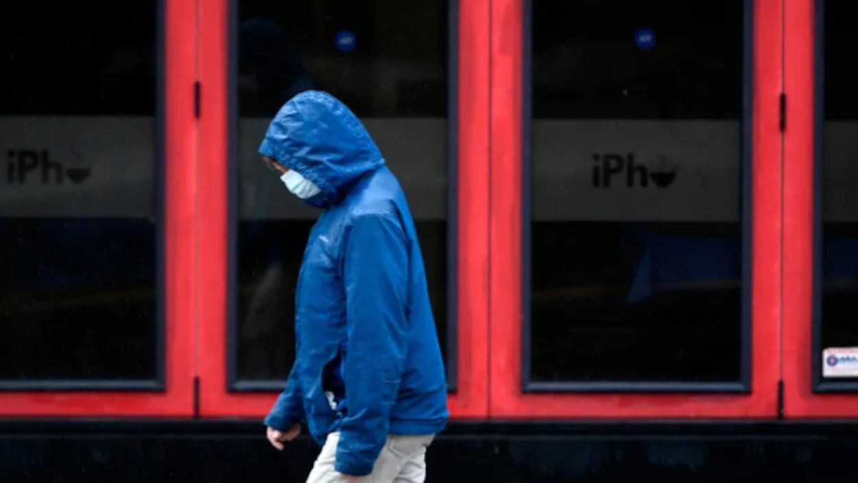 Un marcheur avec un masque.