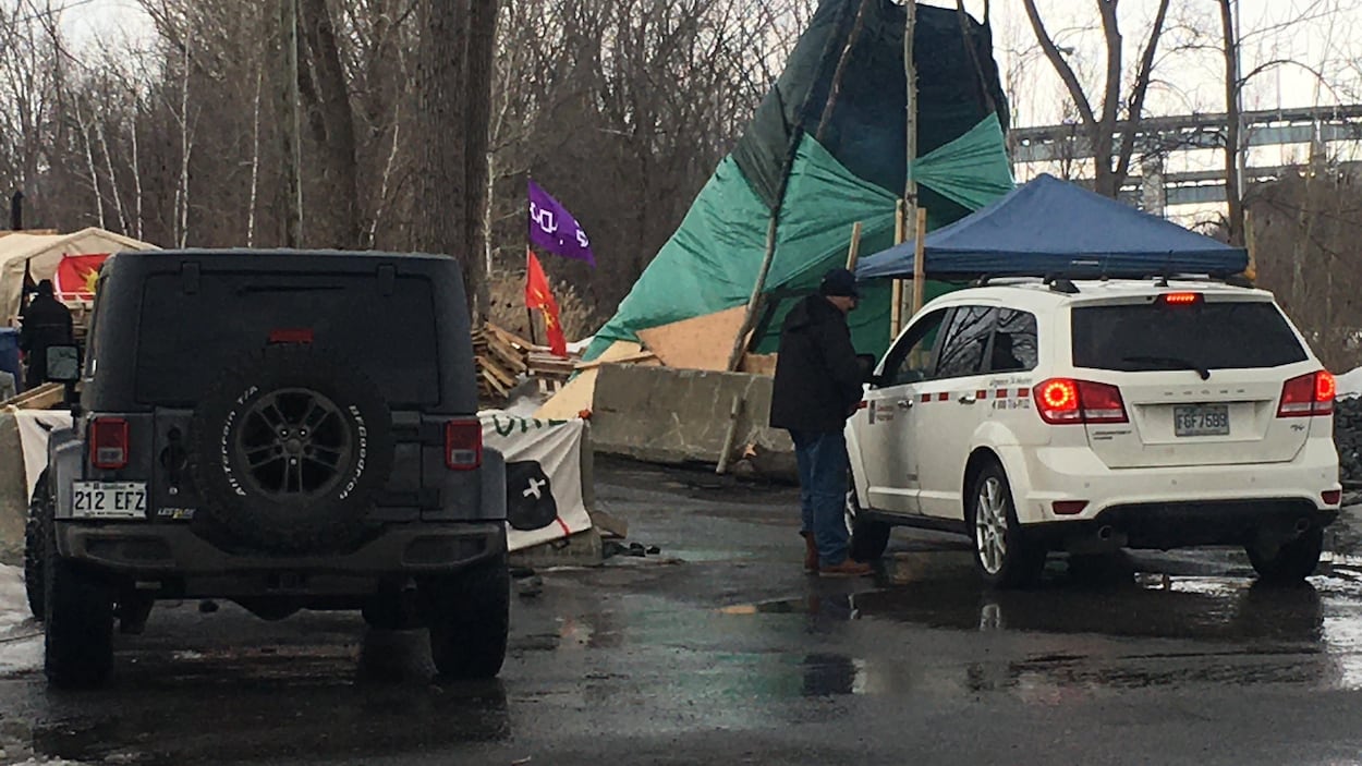 Un Mohawk discute avec le conducteur d'un véhicule du CP.