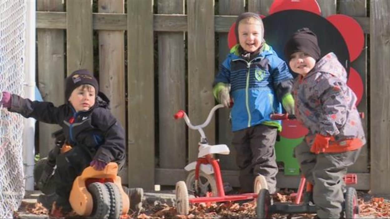 Des enfants jouent dans la cour du CPE de Rivière-du-Loup.