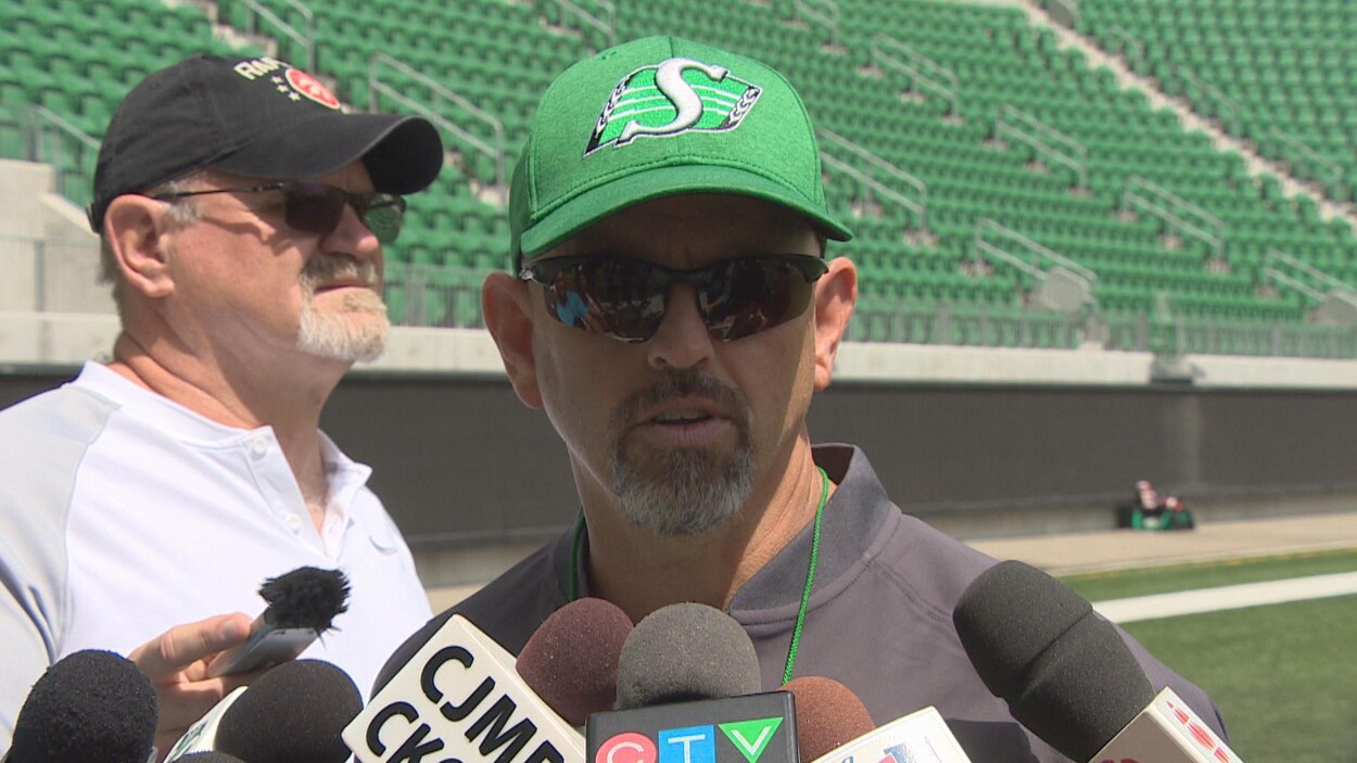L'entraîneur des Roughriders de la Saskatchewan répond aux questions des médias.