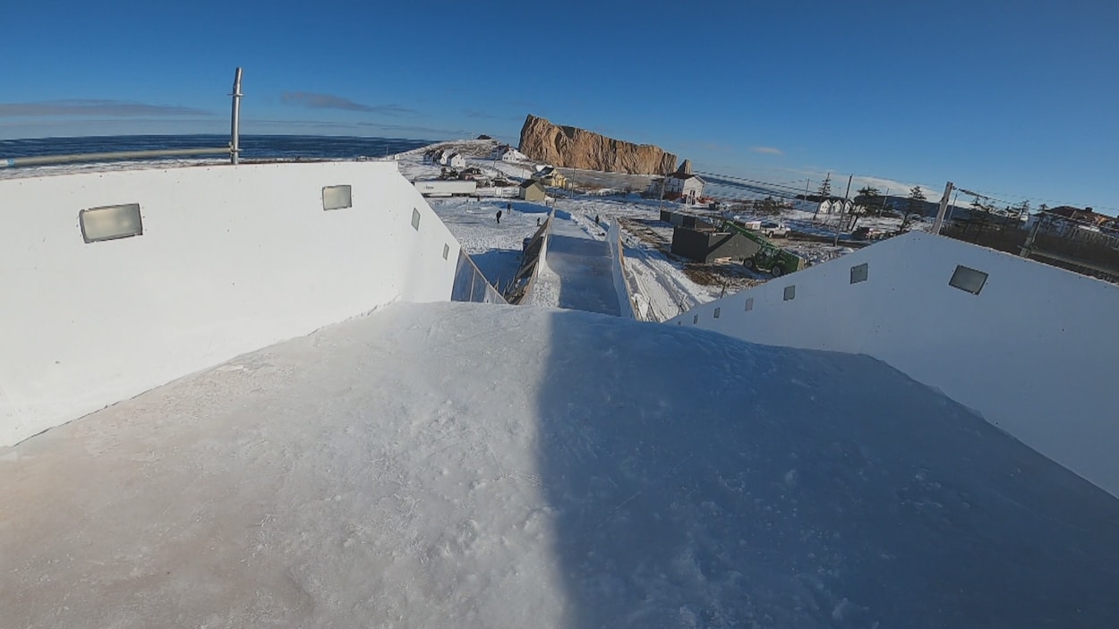 La piste du Red Bull Ice Cross avec le rocher Percé au loin