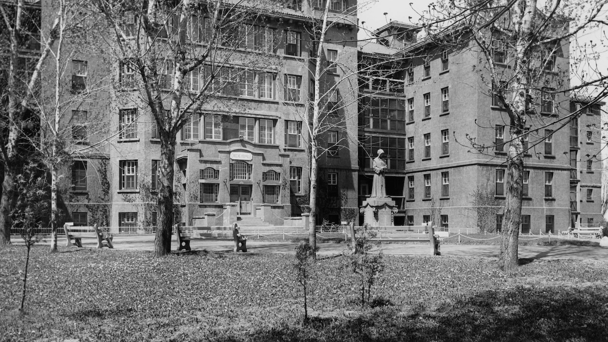Photo en noir et blanc du bâtiment du chemin de la Côte-de-Liesse.