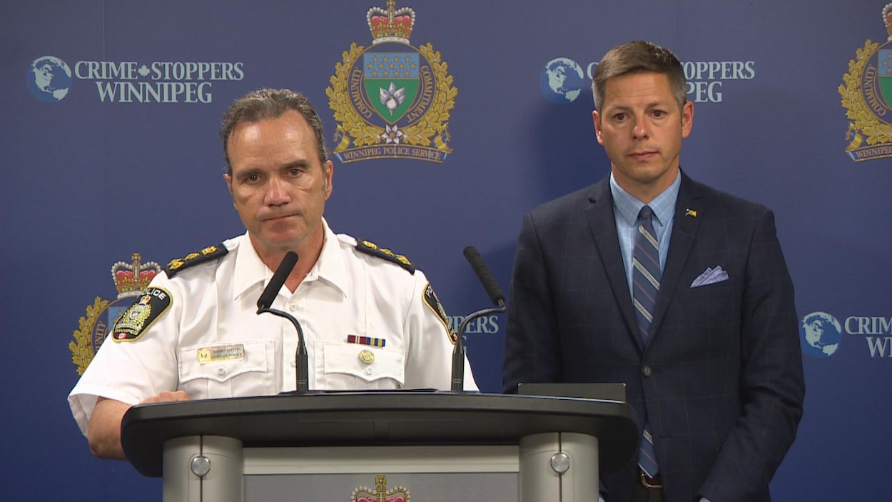 À gauche, Danny Smyth, le chef de service de police. À droite, le maire de Winnipeg Brian Bowman.