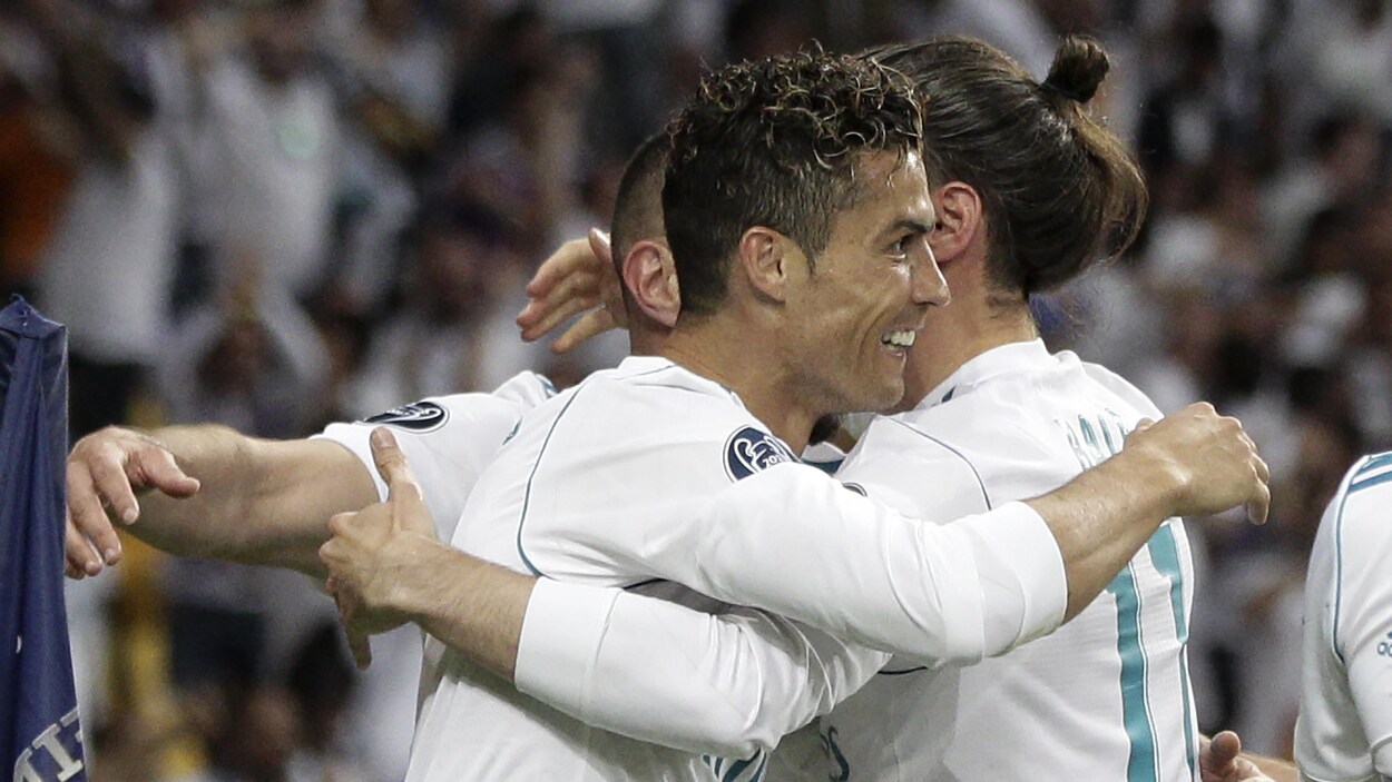Cristiano Ronaldo enlace Gareth Bale après la finale de la Ligue des champions. Cristiano Ronaldo enlace Gareth Bale après la finale de la Ligue des champions.