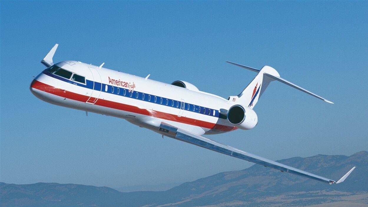 Un Bombardier CRJ-700 en plein vol.