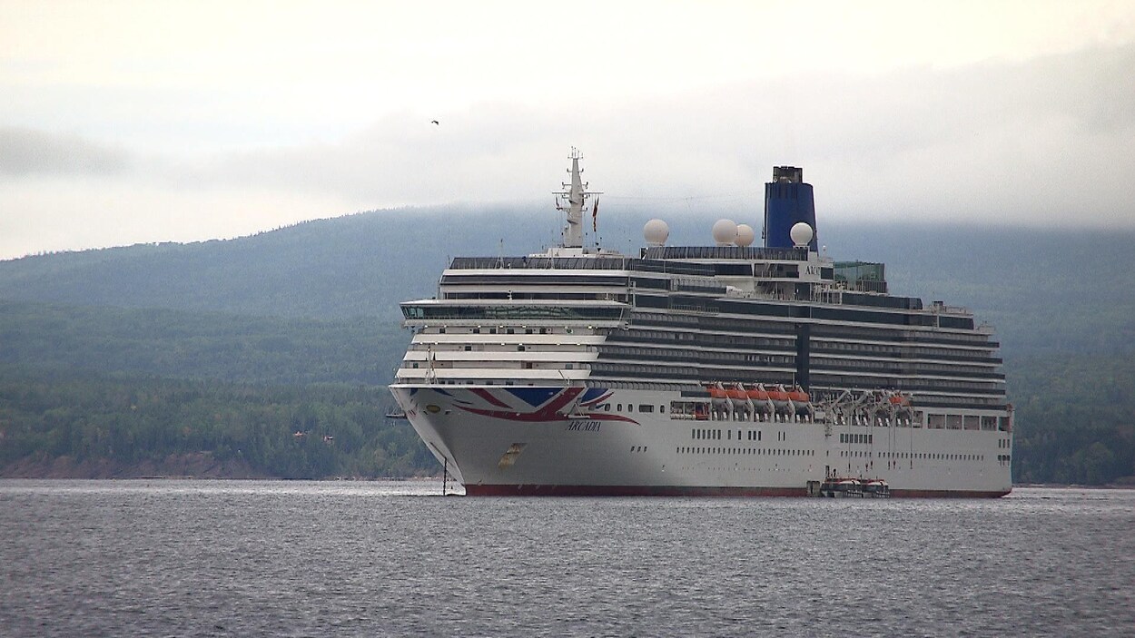 Un navire de croisières dans la baie de Gaspé.