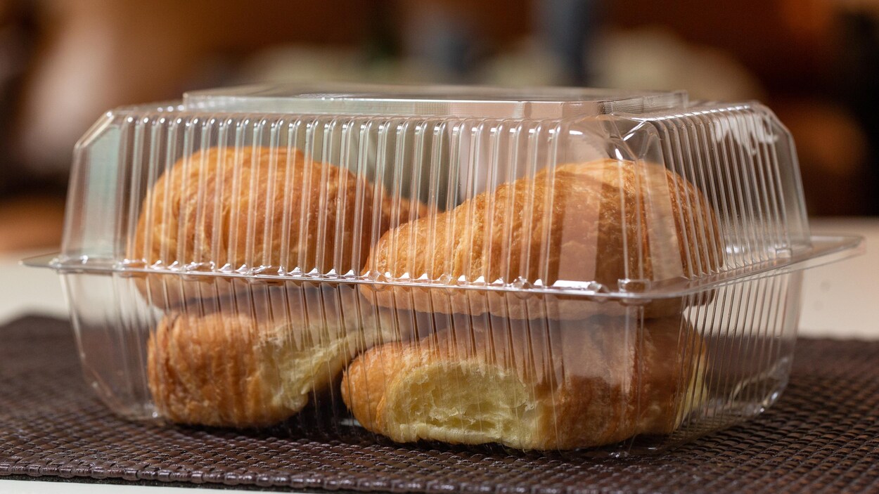 Des croissants dans un emballage de plastique transparent.