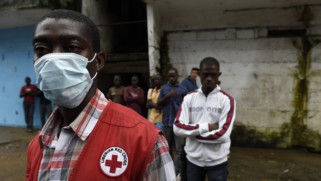 Des employés de la Croix-Rouge au Liberia en 2014 Des employés de la Croix-Rouge au Liberia en 2014