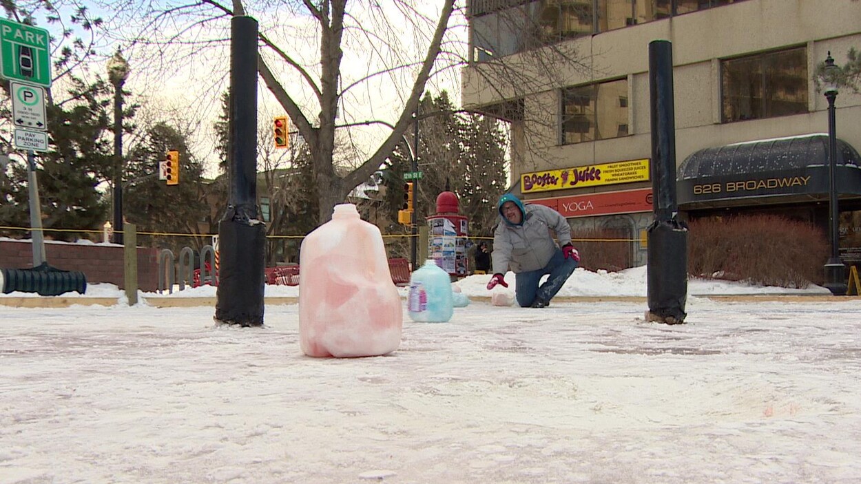 Un homme accroupi est en train de lancer une bouteille de lait glacé qui fait office de pierre sur le terrain de crokicurl. Un homme accroupi est en train de lancer une bouteille de lait glacé qui fait office de pierre sur le terrain de crokicurl.