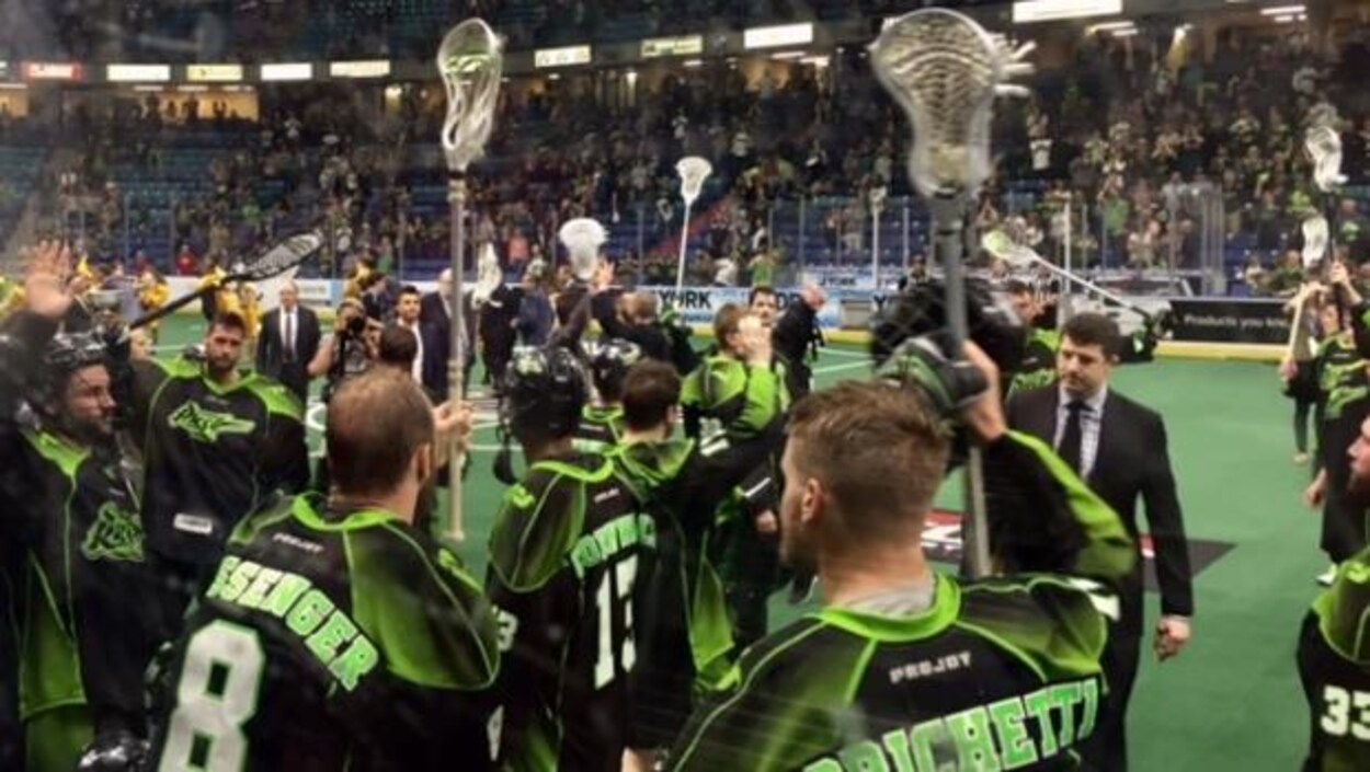 Des joueurs du Rush de la Saskatchewan après leur défaite en finale de la Ligue nationale de crosse en 2017.