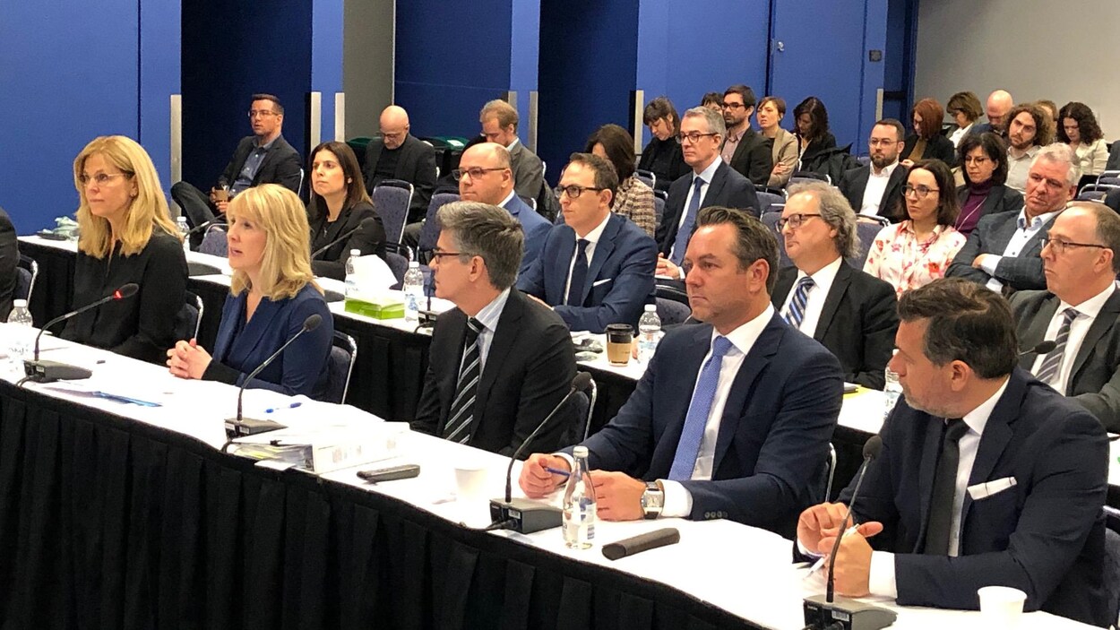 Plusieurs dizaines de personnes assistent à une audience du CRTC.