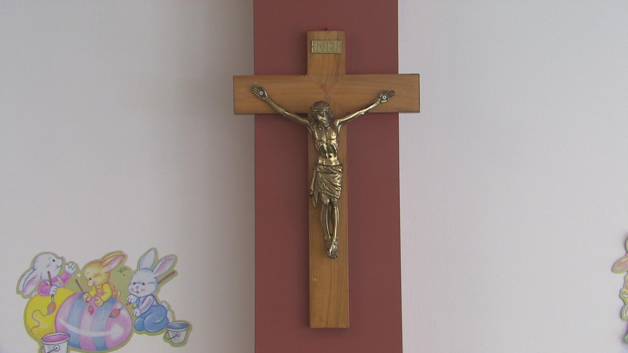 Un crucifix sur un mur.