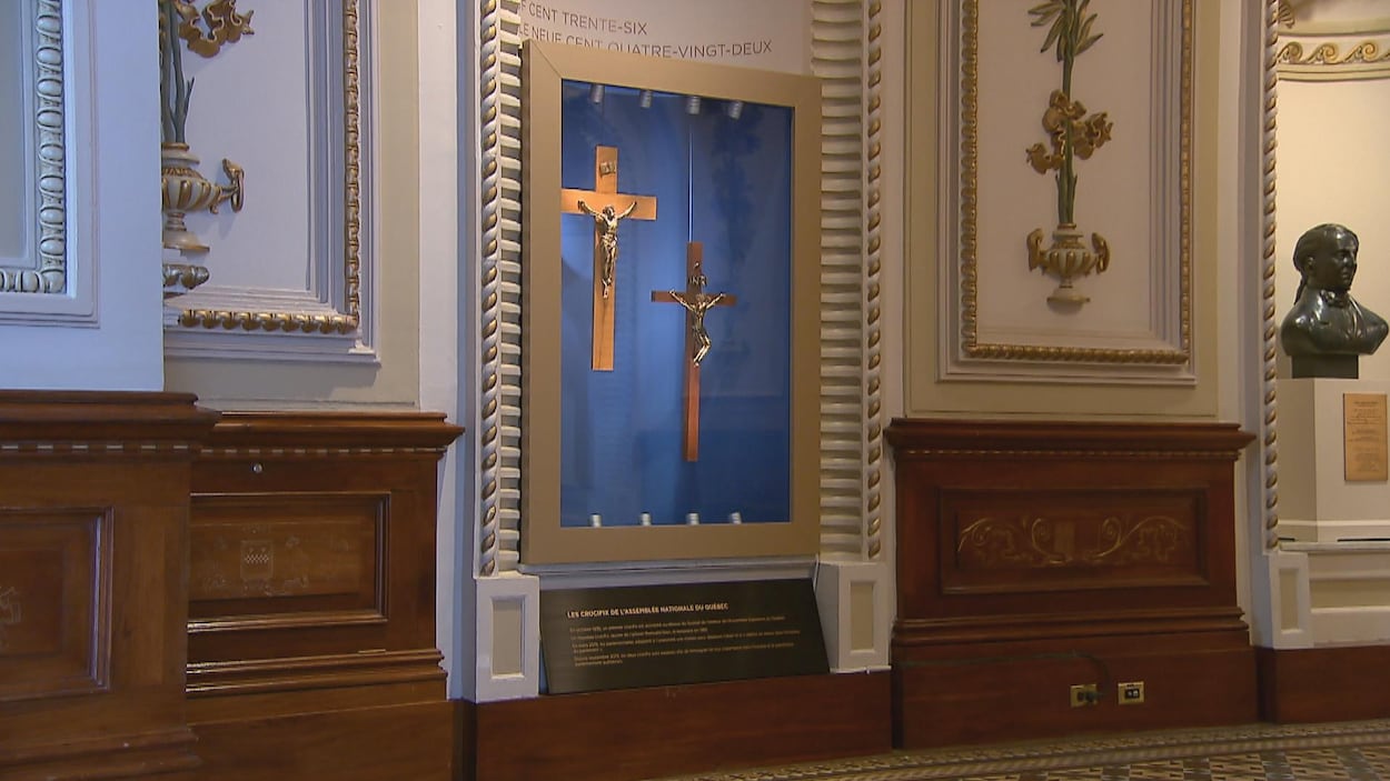 Les crucifix de 1936 et de 1982 du Salon bleu ont été accrochés dans une alcôve et sécurisés par une vitrine, quelques jours avant la rentrée parlementaire de septembre à l'Assemblée nationale du Québec.