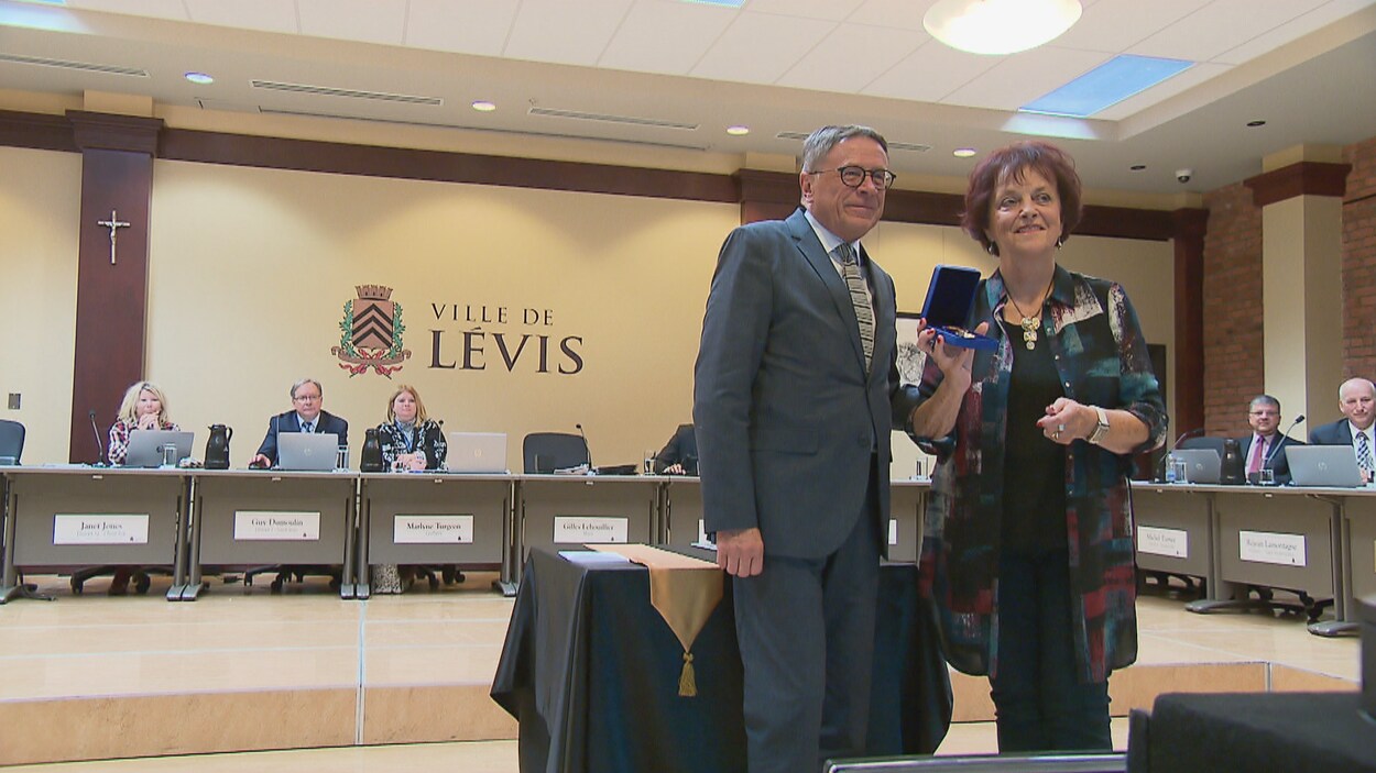 Le crucifix est accroché à l'hôtel de ville de Lévis alors que Lorraine Gagné reçoit la Médaille du souverain pour son action bénévole lors de la séance du conseil de la Ville de Lévis du 24 septembre 2018. Le crucifix est accroché à l'hôtel de ville de Lévis alors que Lorraine Gagné reçoit la Médaille du souverain pour son action bénévole lors de la séance du conseil de la Ville de Lévis du 24 septembre 2018.