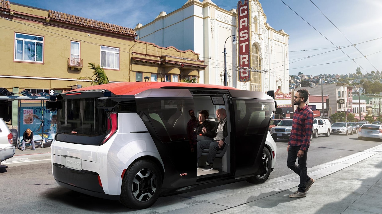 Photo concept de la voiture électrique autonome Cruise Origin dans les rues de San Francisco. Elle est rectangulaire et a des portes coulissantes.
