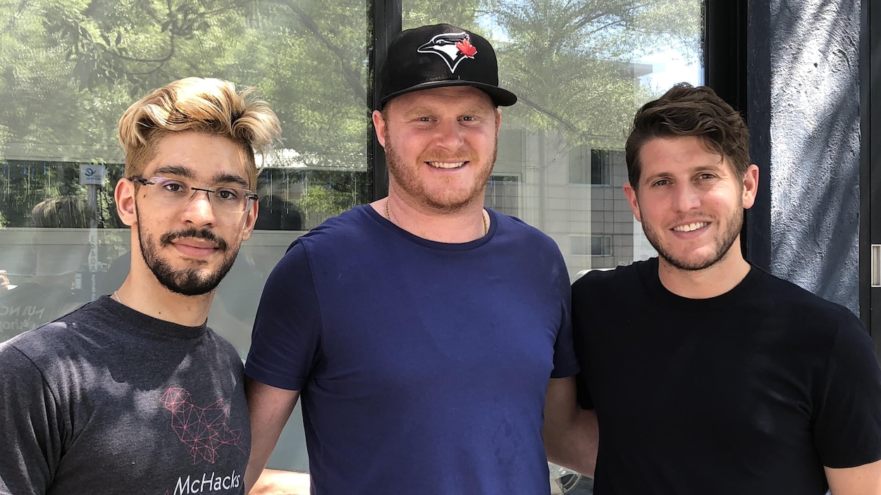 L'équipe du premier cryptocafé de Montréal. De gauche à droite : Sam Abtahi, technicien, Jonathan Duguay, copropriétaire, et Rod Leider, copropriétaire.