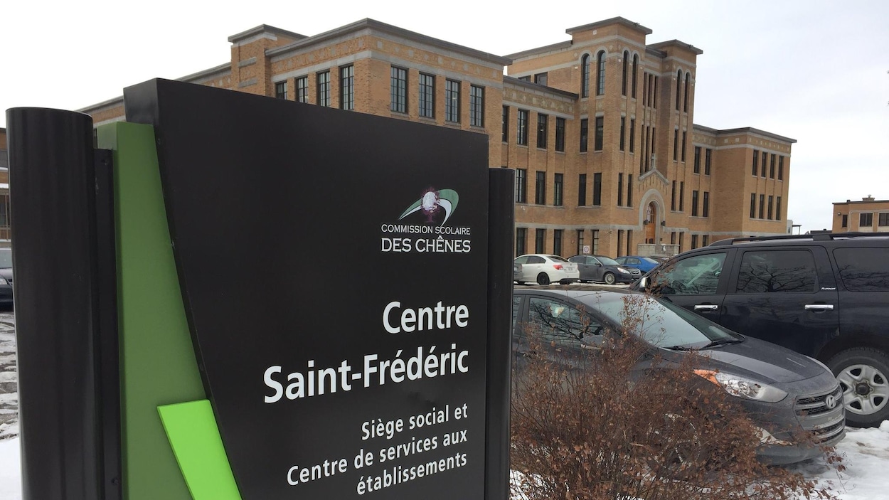 Le siège social de la Commission scolaire des chènes. Le siège social de la Commission scolaire des chènes.