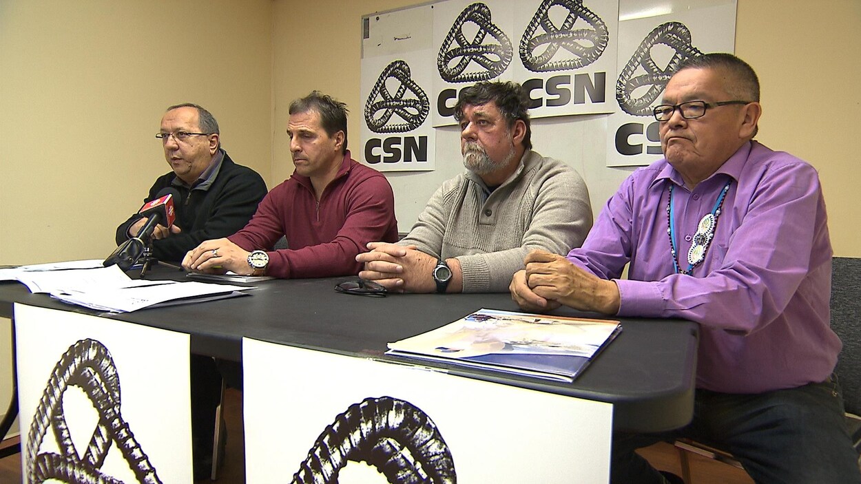 De gauche à droite : le préfet de la MRC de la Minganie, Luc Noël, le président du Conseil central CSN Côte-Nord, Guillaume Tremblay, le maire de L'Île-d'Anticosti, John Pineault, et le chef de la communauté innue d'Ekuanitshit, Jean-Charles Piétacho