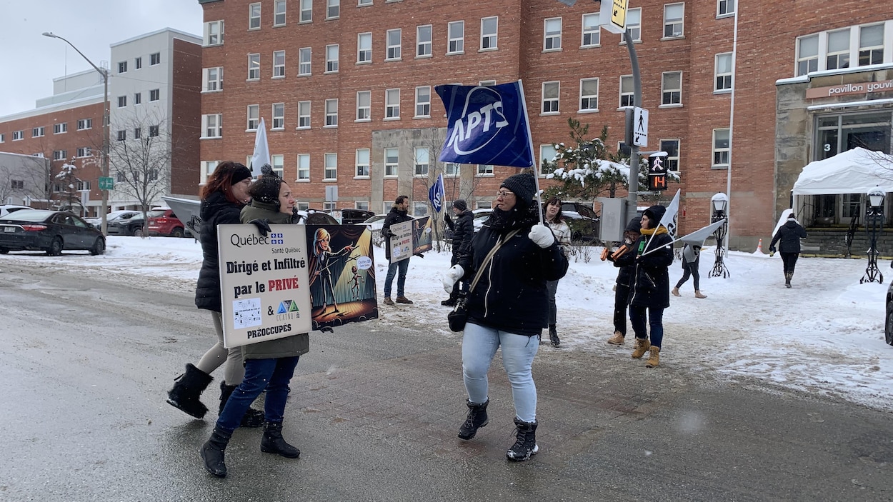 Des travailleuses manifestent contre Santé Québec à Rouyn-Noranda