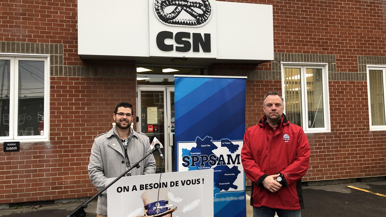 Deux hommes en conférence de presse.